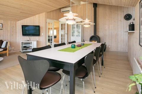 Ni kan sitta 12 personer tillsammans i vardagsrummet när ni besöker lyxhus nr 326 i Nordjylland.