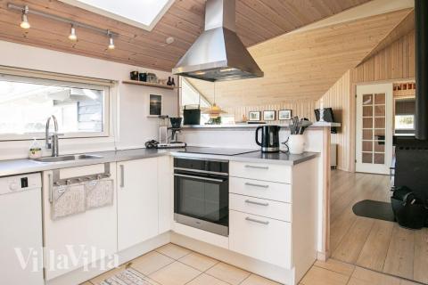 Köket i lyxstuga nr 326 är utrustat så att ni kan laga mat till 12 personer.