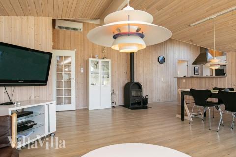 Det stora ljusa vardagsrummet i lyxstuga nr 326 för 12.