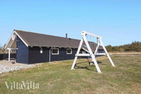 Till den trevliga sommarstugan nr 326 i Nordjylland erbjuds en mängd utomhusaktiviteter, t.ex. lektorn och gungor