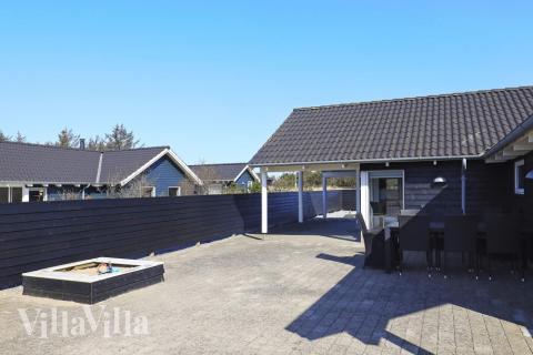 Njut av en grillkväll på terrassen i lyxstuga nr 326 i Nordjylland