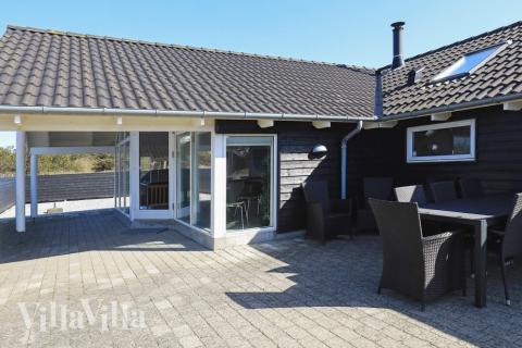 Lyxstuga nr 326 har en härlig terrass med sköna trädgårdsmöbler för 12 personer.