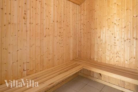 Njut av bastuvärmen i lyxstuga nr 326 för 12 personer