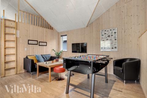 Aktivitetsrum i lyxstuga nr 328 med 7 sovrum och plats för 18 personer.