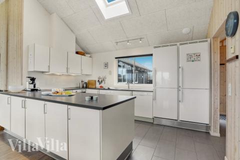 Köket i lyxstuga nr 328 är utrustat så att ni kan laga mat till 18 personer.