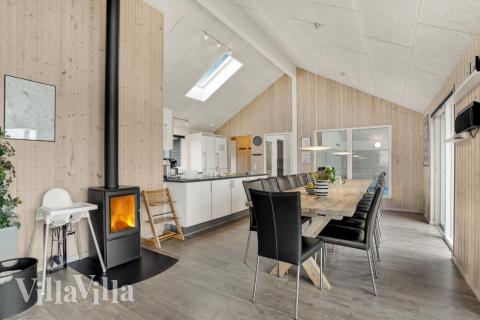 Det stora ljusa vardagsrummet i lyxstuga nr 328 för 18.