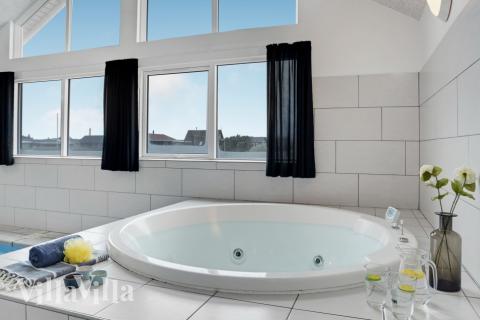 Njut av spabadets värme i lyxstuga nr 328 i Vestjylland