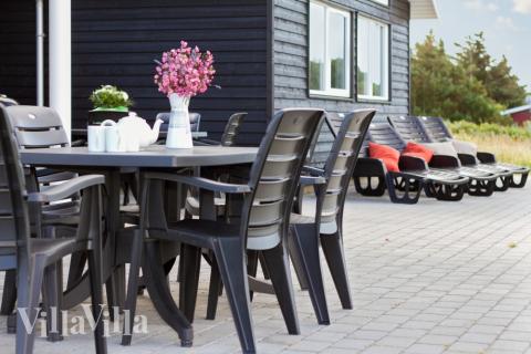 Njut av en grillkväll på terrassen i lyxstuga nr 328 i Vestjylland