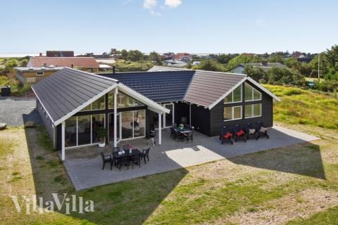 Den praktfulla poolstugan nr 328 med plats för 18 personer ligger i Vestjylland