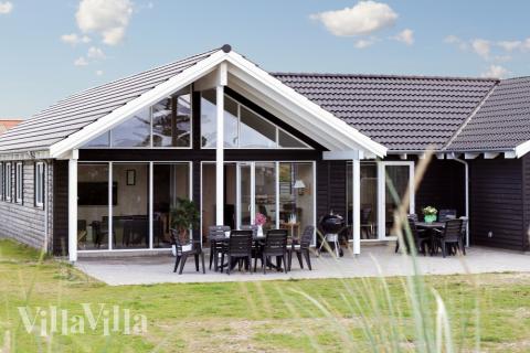 Den tjusiga sommarstugan nr 328 med gott om plats för upp till 18 personer