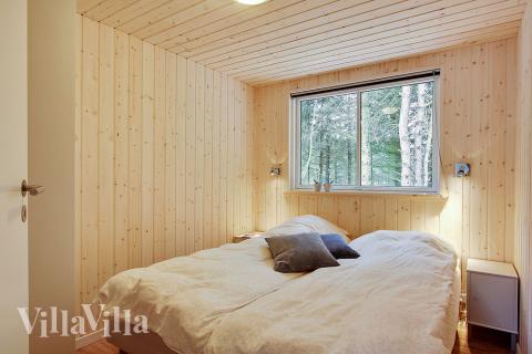 Ett av de 9 utmärkta sovrummen i lyxstuga nr 330 i Østjylland.