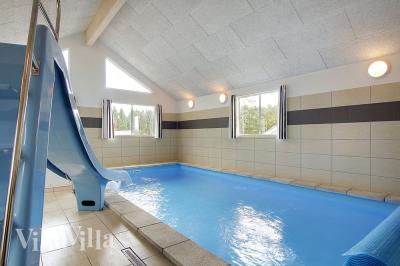 Sommarstuga 330 är inredd med en smakfull poolavdelning som har vattenrutschbana, ett stort inbyggt spapad och bastu