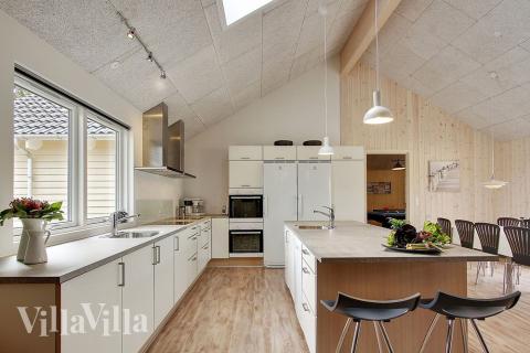 Köket i lyxstuga nr 330 är utrustat så att ni kan laga mat till 24 personer.