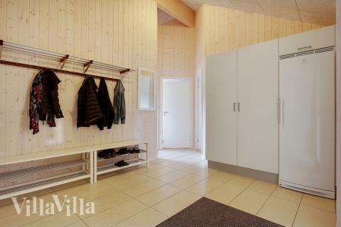 Den rymliga entrén i lyxstuga nr 330 i Østjylland