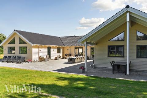 Den tjusiga sommarstugan nr 330 med gott om plats för upp till 24 personer