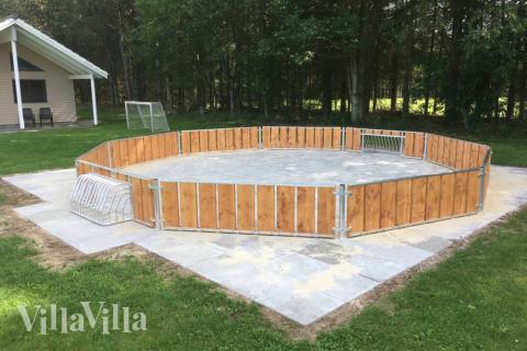 Till den trevliga sommarstugan nr 330 i Østjylland erbjuds en mängd utomhusaktiviteter, t.ex. lektorn och gungor