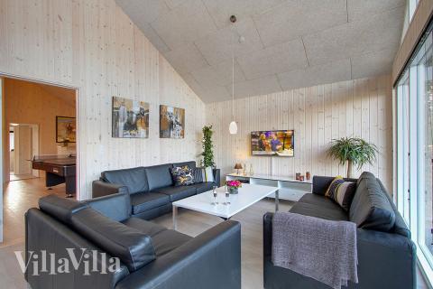 Det stora ljusa vardagsrummet i lyxstuga nr 334 för 16.