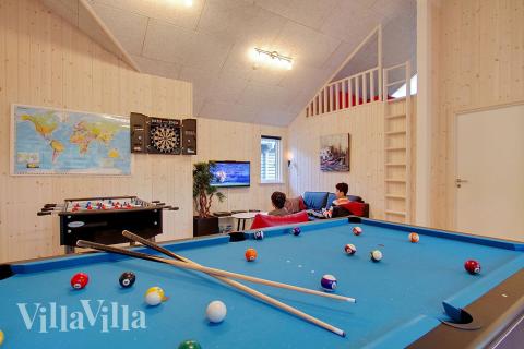 Aktivitetsrum i lyxstuga nr 334 med 6 sovrum och plats för 16 personer.