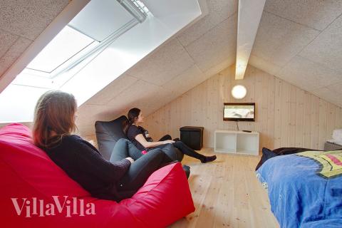 Några av de 16 sovplatserna finns på loftet i lyxstuga nr 334