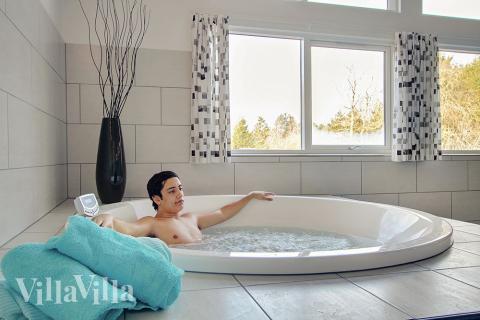 Njut av spabadets värme i lyxstuga nr 334 i Østjylland