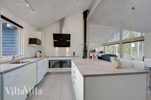 Köket i lyxstuga nr 334 är utrustat så att ni kan laga mat till 16 personer.