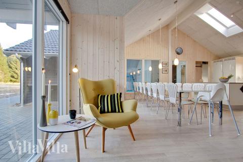 Vardagsrummet i lyxstuga nr. 334 har plats för 16 personer.