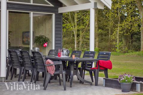 Njut av en grillkväll på terrassen i lyxstuga nr 334 i Østjylland