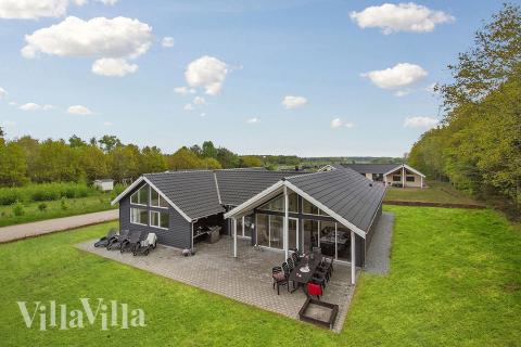 Den tjusiga sommarstugan nr 334 med gott om plats för upp till 16 personer