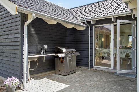 Lyxstuga nr 334 har en härlig terrass med sköna trädgårdsmöbler för 16 personer.