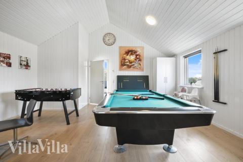 Förutom de många timmar som du kan tillbringa i stugans poolavdelning erbjuder lyxstuga 332 även biljard, bordtennis och dart