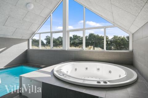 Njut av spabadets värme i lyxstuga nr 332 i Vestjylland