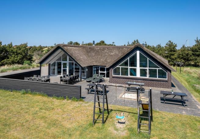 Den praktfulla poolstugan nr 332 med plats för 20 personer ligger i Vestjylland