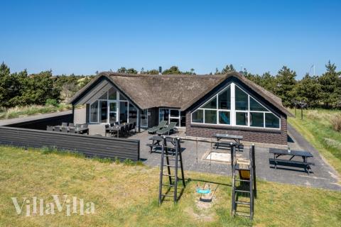 Den praktfulla poolstugan nr 332 med plats för 20 personer ligger i Vestjylland