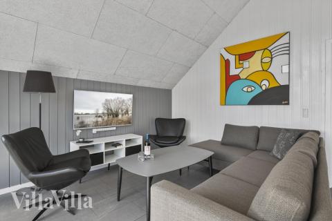 I soffhörnan i lyxstuga 332 i Vestjylland kan ni spela brädspel eller titta på film tillsammans.