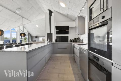 Köket i lyxstuga nr 332 är utrustat så att ni kan laga mat till 20 personer.