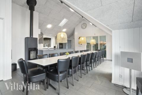 Det stora ljusa vardagsrummet i lyxstuga nr 332 för 20.