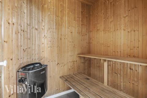 Njut av bastuvärmen i lyxstuga nr 332 för 20 personer