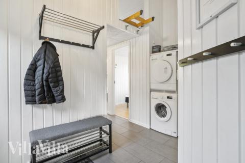 Den rymliga entrén i lyxstuga nr 332 i Vestjylland