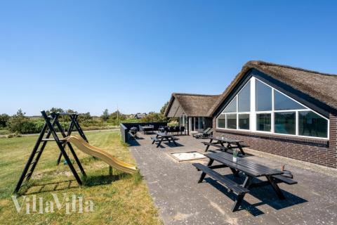 Till den trevliga sommarstugan nr 332 i Vestjylland erbjuds en mängd utomhusaktiviteter, t.ex. lektorn och gungor