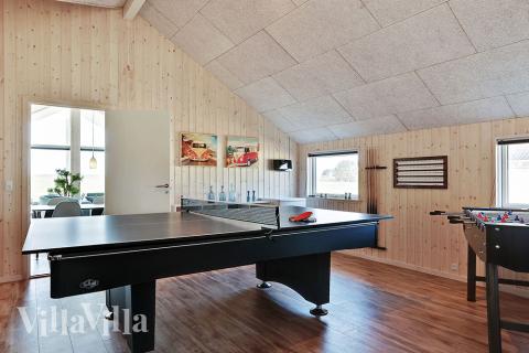 Lyxstuga 336 för 14 personer har ett stort aktivitetsrum med bl.a. biljard och dart
