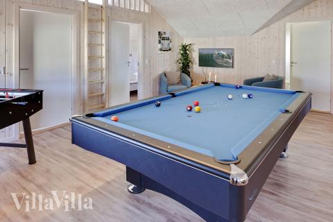 Förutom de många timmar som du kan tillbringa i stugans poolavdelning erbjuder lyxstuga 336 även biljard, bordtennis och dart