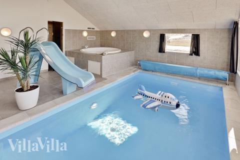 Sommarstuga 336 är inredd med en smakfull poolavdelning som har vattenrutschbana, ett stort inbyggt spapad och bastu