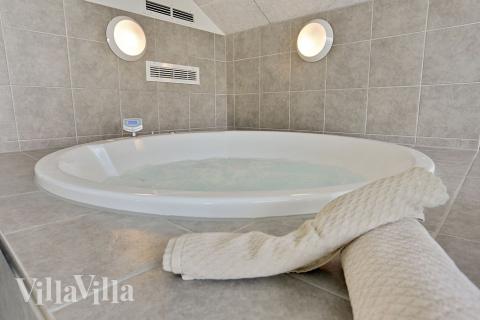 Njut av spabadets värme i lyxstuga nr 336 i Fyn och öar