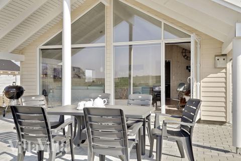 Njut av en grillkväll på terrassen i lyxstuga nr 336 i Fyn och öar