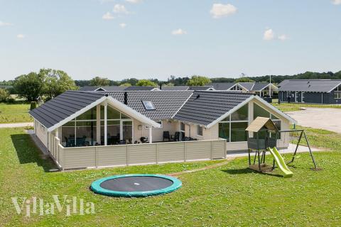 Detta lyxiga hus på norra Fyn välkomnar dig för en underbar semester nära Fyns härliga stränder och många attraktioner.