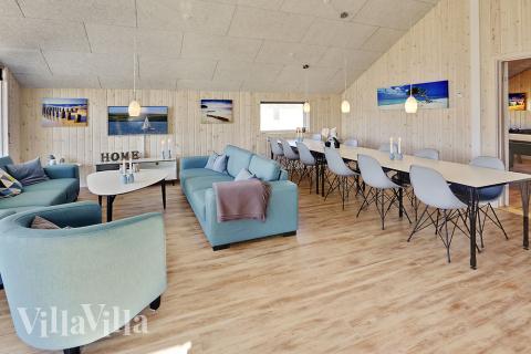 Det stora ljusa vardagsrummet i lyxstuga nr 336 för 14.