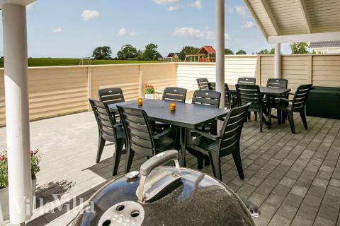 På terrassen i sommarhus nr 336 finns det plats för upp till 14 gäster.