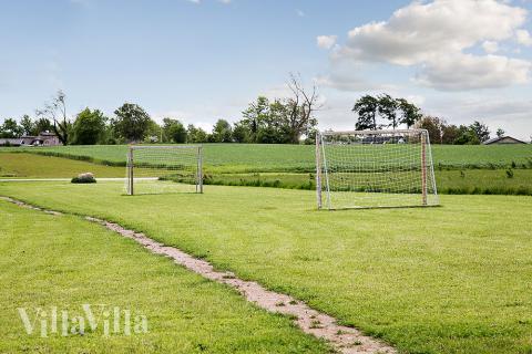 Till den trevliga sommarstugan nr 336 i Fyn och öar erbjuds en mängd utomhusaktiviteter, t.ex. lektorn och gungor