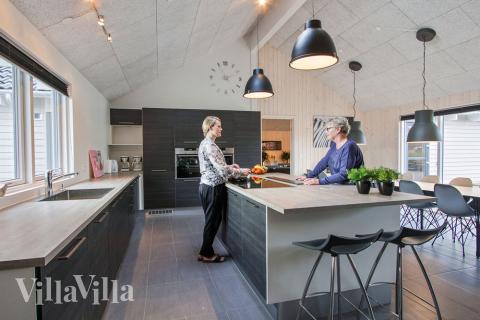 Köket i lyxstuga nr 335 är utrustat så att ni kan laga mat till 24 personer.