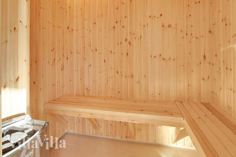 Njut av bastuvärmen i lyxstuga nr 335 för 24 personer